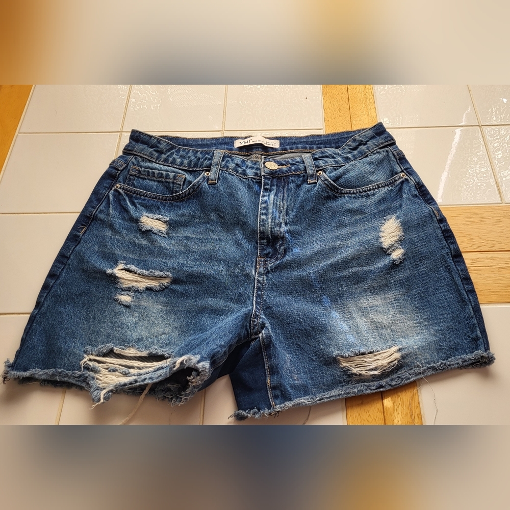 😁*BOGO SALE*😁 VINTAGE YMI high rise dream fit shorts size 11/30 waist